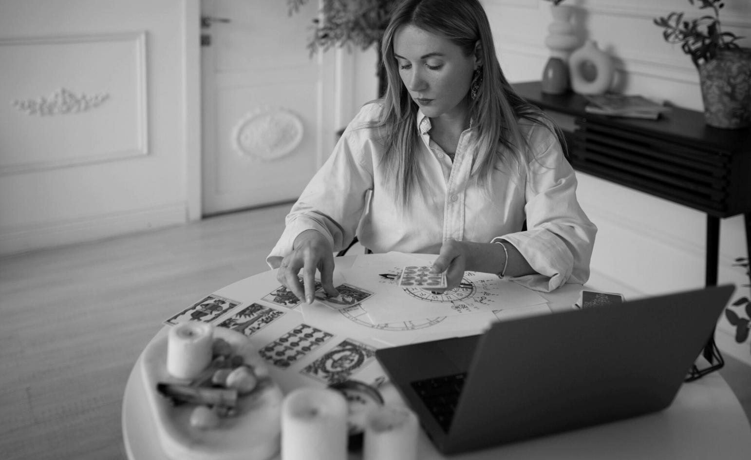 Profesional trabajando con presupuestos operativos en oficina moderna